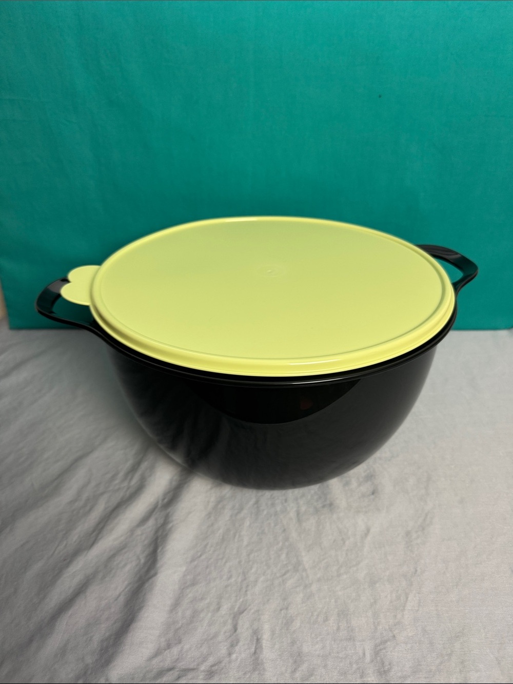 NEW Tupperware That’sa Bowl 42 Cup 10L Black with Green Seal Mixing Bowl
